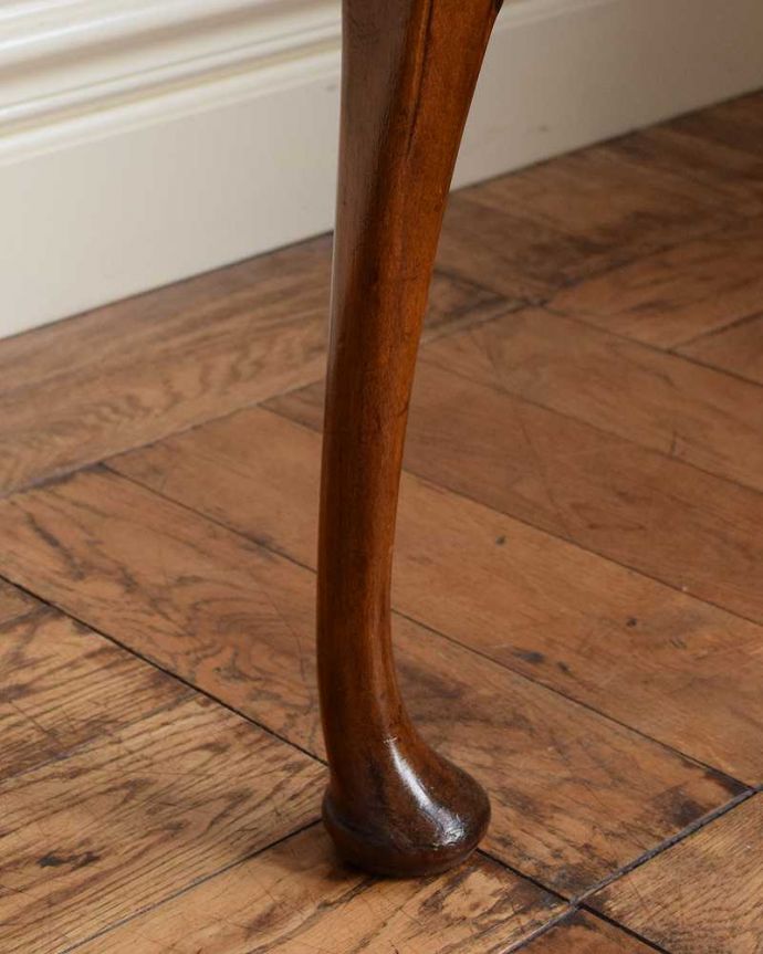 ビューロー　アンティーク家具　英国から到着したアンティーク家具、美しいライティングビューロー（デスク） 。女性１人でラクラ運べちゃうんですHandleのアンティークは、脚の裏にフェルトキーパーをお付けしています。(q-1617-f)