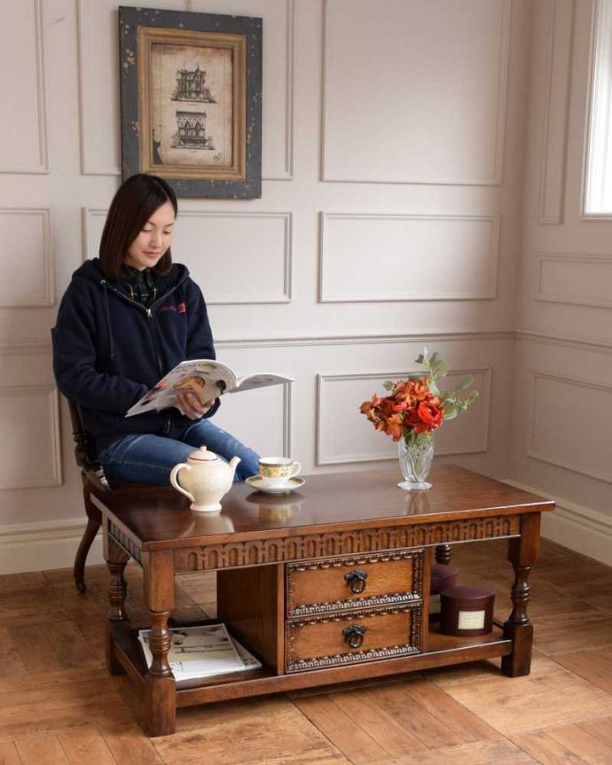 アンティークのテーブル　アンティーク家具　引き出しと棚が付いた彫刻も美しいコーヒーテーブル、イギリスアンティーク家具。優雅な時間が過ごせる英国スタイルのコーヒーテーブルどんな場所に置いても美しいデザインでみんなを魅了する英国アンティーク。(q-1618-f)