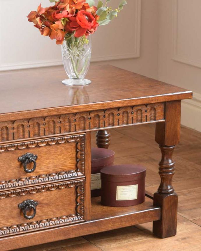 アンティークのテーブル　アンティーク家具　引き出しと棚が付いた彫刻も美しいコーヒーテーブル、イギリスアンティーク家具。英国らしいデザインのうつくしさにうっとり･･･脚のデザインだけ見ても、アンティークらしさが感じられるんです。(q-1618-f)