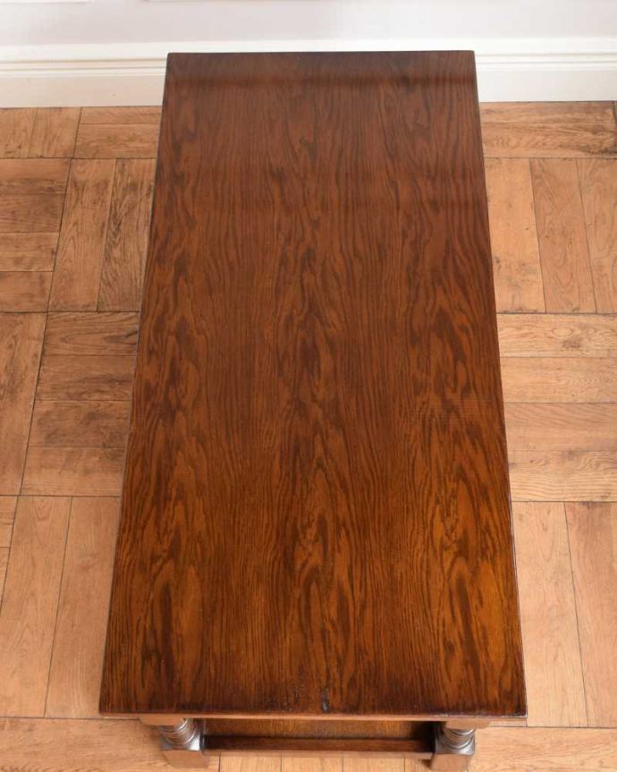 アンティークのテーブル　アンティーク家具　引き出しと棚が付いた彫刻も美しいコーヒーテーブル、イギリスアンティーク家具。天板を上から見ると･･･コーヒーテーブルの天板は毎日使う場所だから専門の職人がしっかり修復しました。(q-1618-f)