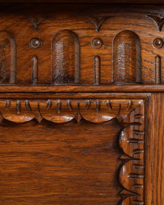 アンティークのテーブル　アンティーク家具　引き出しと棚が付いた彫刻も美しいコーヒーテーブル、イギリスアンティーク家具。惚れ惚れしちゃう美しさこんなに堅い無垢材に一体どうやって彫ったんだろう？と不思議になるくらい細かい彫にうっとりです。(q-1618-f)