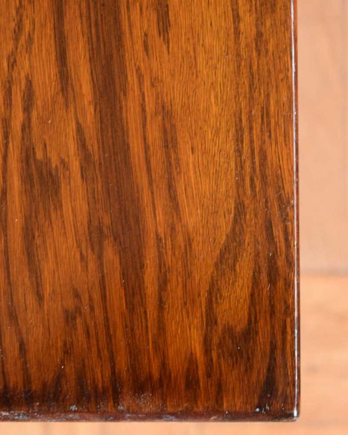 アンティークのテーブル　アンティーク家具　引き出しと棚が付いた彫刻も美しいコーヒーテーブル、イギリスアンティーク家具。近づいて見てみると･･･アンティークはもちろん新品ではないので小さなキズや汚れはありますが、キレイにお直ししたので満足して頂ける自信があります！。(q-1618-f)