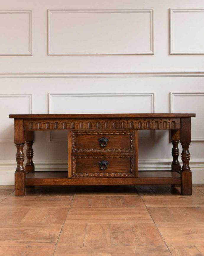 アンティークのテーブル　アンティーク家具　引き出しと棚が付いた彫刻も美しいコーヒーテーブル、イギリスアンティーク家具。クルッと回転360度どこから見ても美しく仕上げてあるので、いろんな場所から見て楽しんで下さい。(q-1618-f)