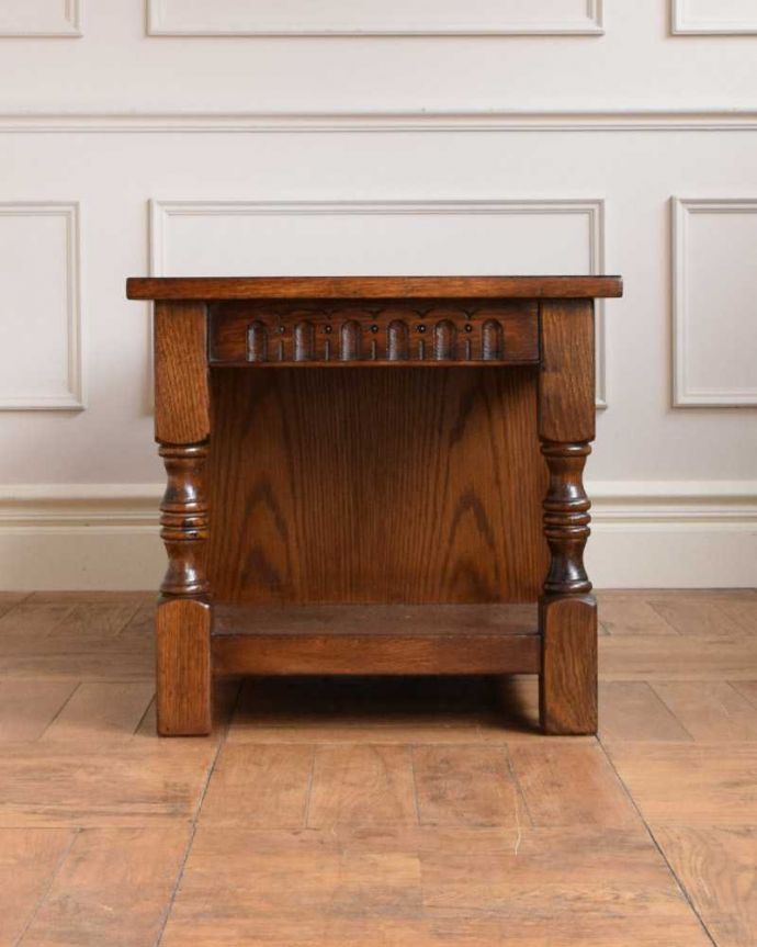 アンティークのテーブル　アンティーク家具　引き出しと棚が付いた彫刻も美しいコーヒーテーブル、イギリスアンティーク家具。横から見た姿もステキ横から見るとこんな感じ。(q-1618-f)