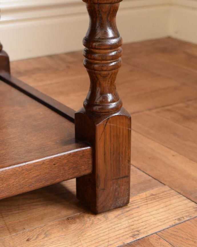 アンティークのテーブル　アンティーク家具　引き出しと棚が付いた彫刻も美しいコーヒーテーブル、イギリスアンティーク家具。持ち上げなくても移動できます！Handleのアンティークは、脚の裏にフェルトキーパーをお付けしていますので、床を滑らせてれば移動が簡単です。(q-1618-f)