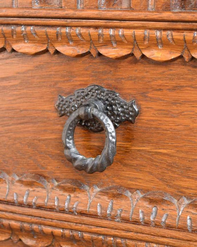 アンティークのテーブル　アンティーク家具　引き出しと棚が付いた彫刻も美しいコーヒーテーブル、イギリスアンティーク家具。アンティークらしい取っ手アンティークらしいデザインの取っ手を、そっと引っ張って開けるたびに、宝箱を開けている気分です。(q-1618-f)