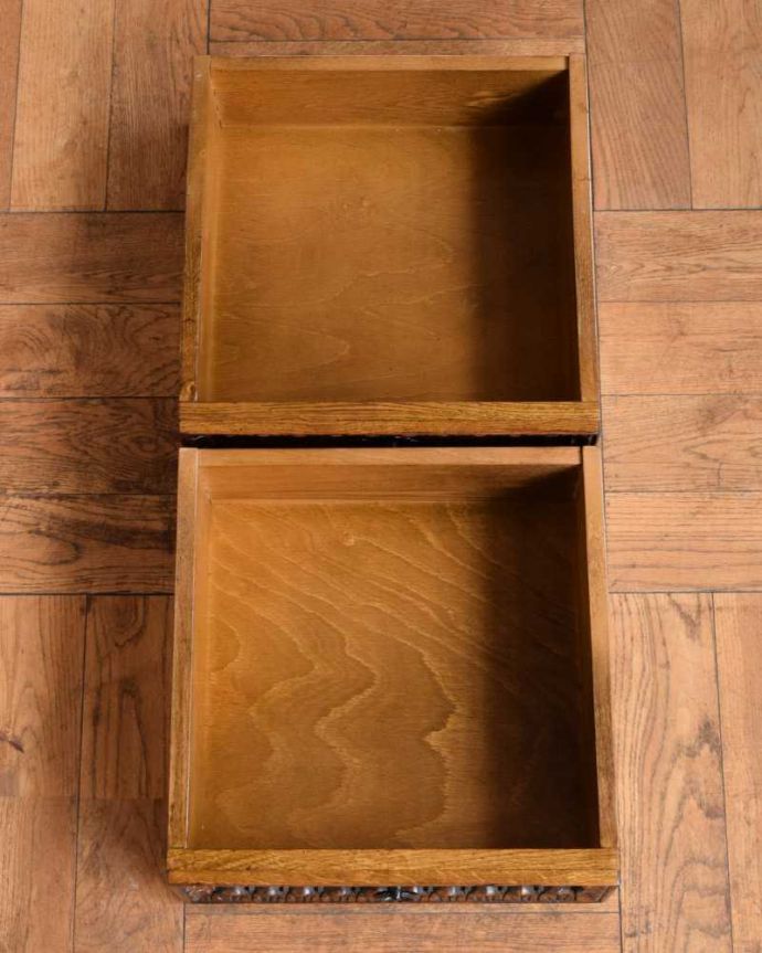 アンティークのテーブル　アンティーク家具　引き出しと棚が付いた彫刻も美しいコーヒーテーブル、イギリスアンティーク家具。引き出しの中もキレイに修復しました。(q-1618-f)