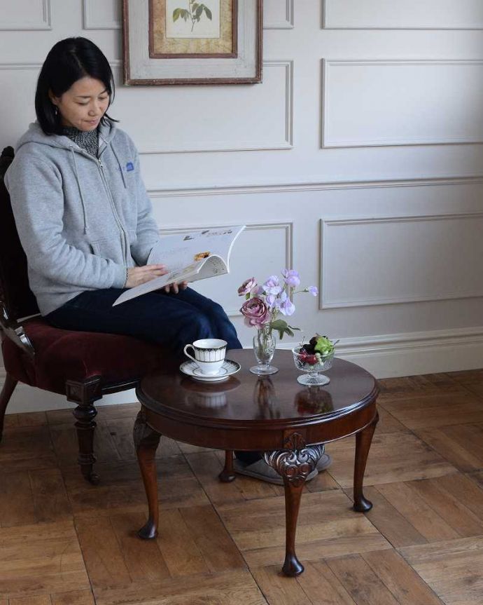 アンティークのテーブル　アンティーク家具　持ち運びができるイギリスのアンティーク家具、コンパクトサイズのコーヒーテーブル 。優雅な時間が過ごせる英国スタイルのコーヒーテーブルどんな場所に置いても美しいデザインでみんなを魅了する英国アンティーク。(q-1619-f)