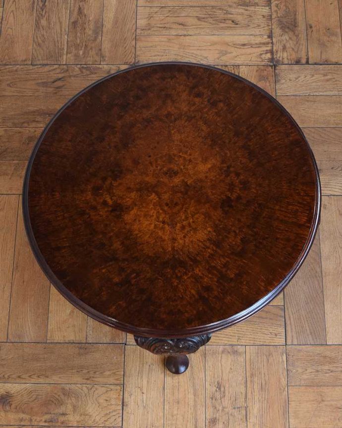 アンティークのテーブル　アンティーク家具　持ち運びができるイギリスのアンティーク家具、コンパクトサイズのコーヒーテーブル 。天板を上から見ると･･･コーヒーテーブルの天板は毎日使う場所だから専門の職人がしっかり修復しました。(q-1619-f)