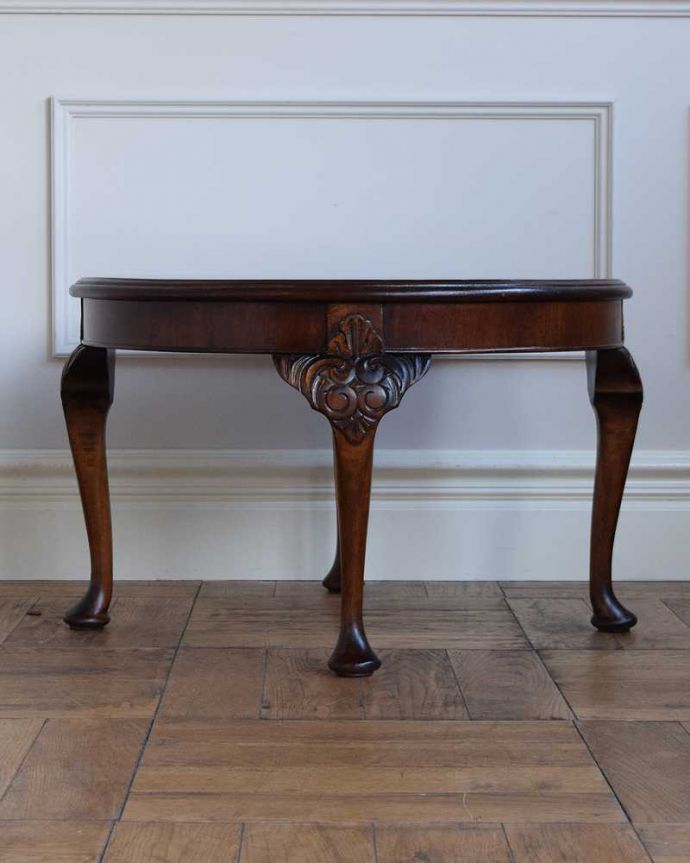 アンティークのテーブル　アンティーク家具　持ち運びができるイギリスのアンティーク家具、コンパクトサイズのコーヒーテーブル 。クルッと回転360度どこから見ても美しく仕上げてあるので、いろんな場所から見て楽しんで下さい。(q-1619-f)