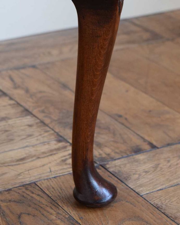 アンティークのテーブル　アンティーク家具　持ち運びができるイギリスのアンティーク家具、コンパクトサイズのコーヒーテーブル 。持ち上げなくても移動できます！Handleのアンティークは、脚の裏にフェルトキーパーをお付けしていますので、床を滑らせてれば移動が簡単です。(q-1619-f)