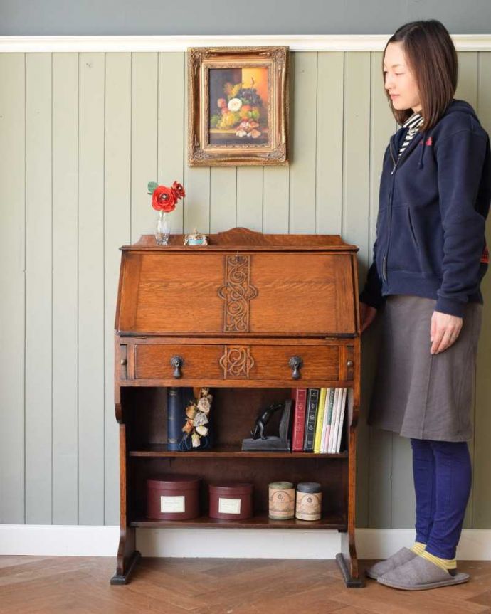 ビューロー アンティーク家具 彫刻が美しいアンティーク英国家具、小ぶりなスチューデントビューロー。コンパクトで、どこでも置けちゃうビューロースチューデントビューローと呼ばれるコンパクトサイズのビューローは、もともと学生さん用に作られたもの。(q-1620-f)