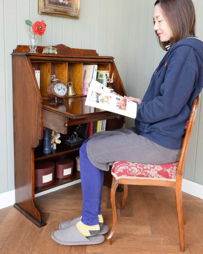 ビューロー アンティーク家具 彫刻が美しいアンティーク英国家具、小ぶりなスチューデントビューロー。あっという間にデスクに早変わり扉を前に倒すだけでデスクが登場。(q-1620-f)