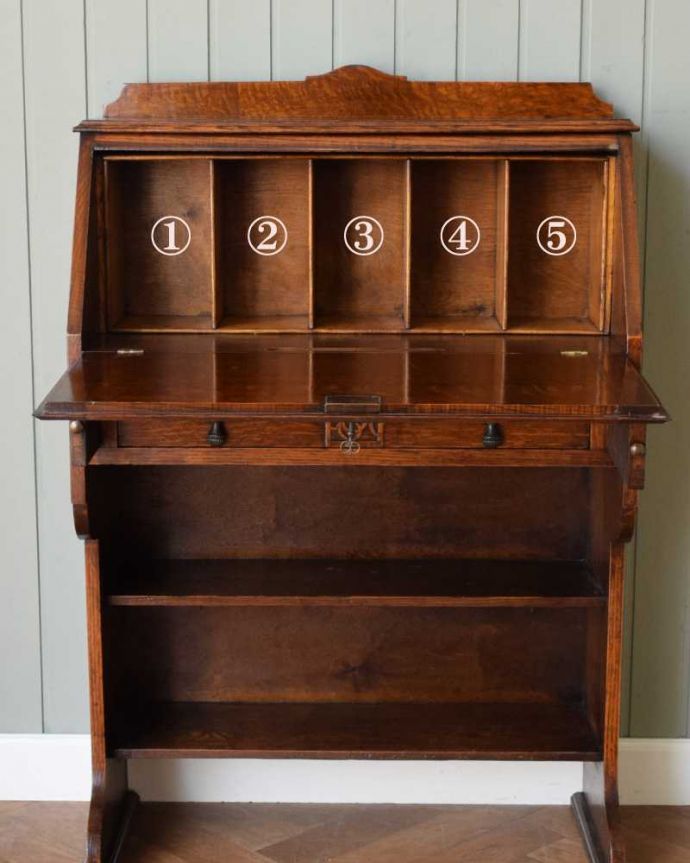 ビューロー アンティーク家具 彫刻が美しいアンティーク英国家具、小ぶりなスチューデントビューロー。お片付け上手になれる仕切り扉の中身は整理整頓しやすいように細かく仕切られています。(q-1620-f)