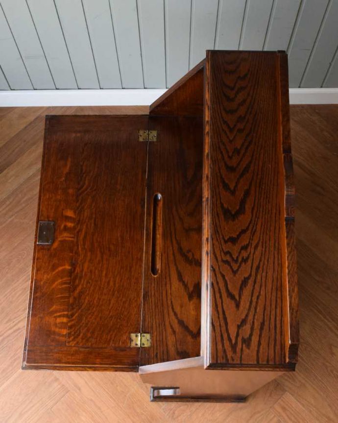 ビューロー アンティーク家具 彫刻が美しいアンティーク英国家具、小ぶりなスチューデントビューロー。デスクの部分を上から見ると・・・天板部分の塗装も専門の職人がしっかりキレイに修復したので、こんなにキレイです。(q-1620-f)