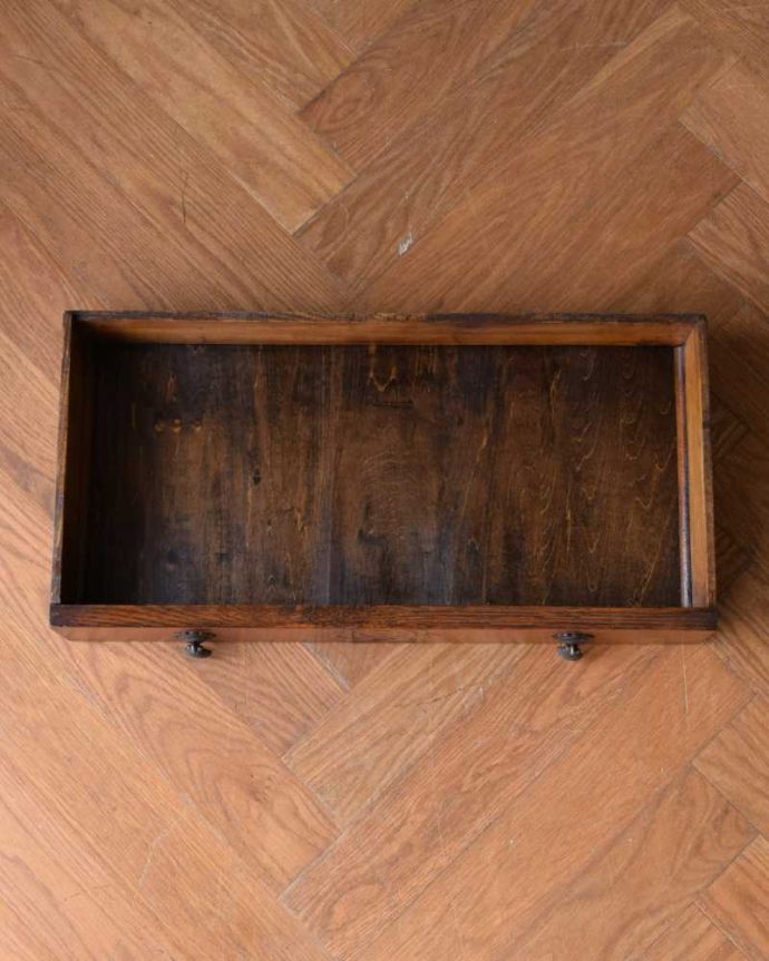 ビューロー アンティーク家具 彫刻が美しいアンティーク英国家具、小ぶりなスチューデントビューロー。何でも収納できる引き出しもちろん、引き出しの中もキレイに修復しました。(q-1620-f)