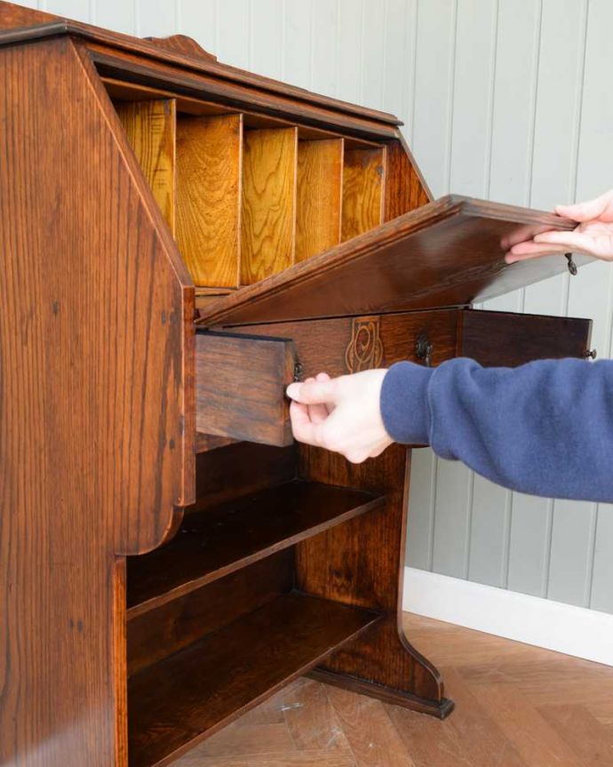 ビューロー アンティーク家具 彫刻が美しいアンティーク英国家具、小ぶりなスチューデントビューロー。あっという間にデスクが登場扉を前に倒すだけで、簡単にデスクになります。(q-1620-f)