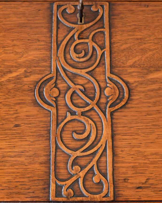 ビューロー アンティーク家具 彫刻が美しいアンティーク英国家具、小ぶりなスチューデントビューロー。惚れ惚れしちゃう美しさこんなに堅い無垢材に一体どうやって彫ったんだろう?と不思議になるくらい細かい彫にうっとりです。(q-1620-f)