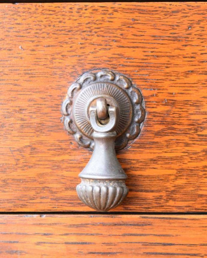 ビューロー アンティーク家具 彫刻が美しいアンティーク英国家具、小ぶりなスチューデントビューロー。アンティークらしい取っ手取っ手にもこだわりが感じられます。(q-1620-f)