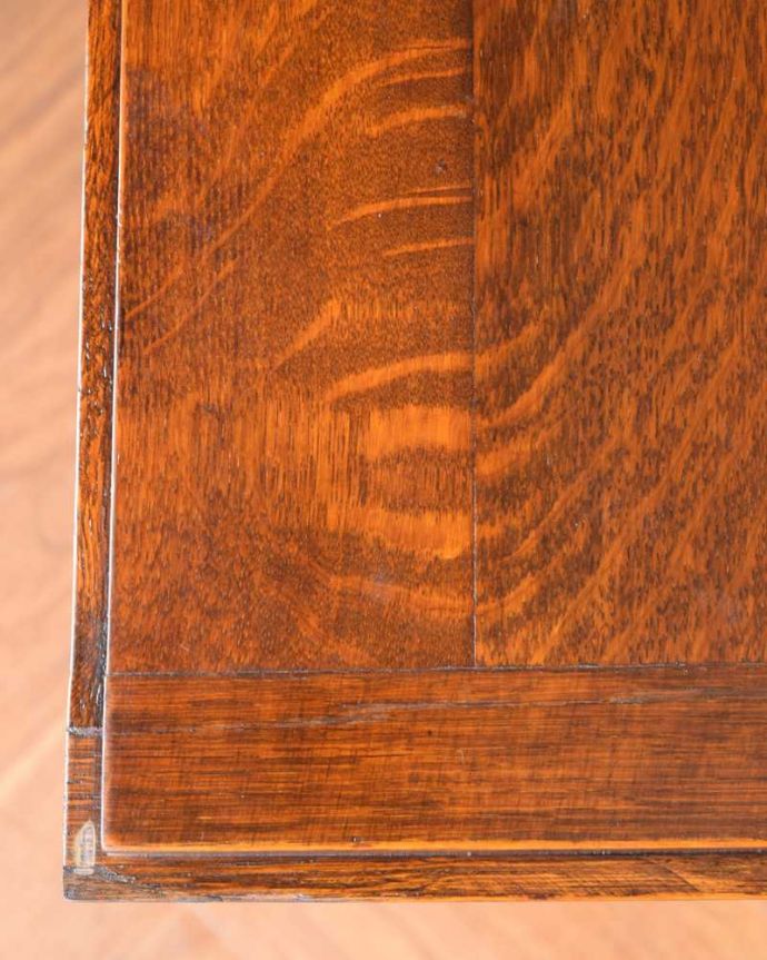 ビューロー アンティーク家具 彫刻が美しいアンティーク英国家具、小ぶりなスチューデントビューロー。天板部分もキレイですやっぱりデスクの天板部分は気になるポイント。(q-1620-f)