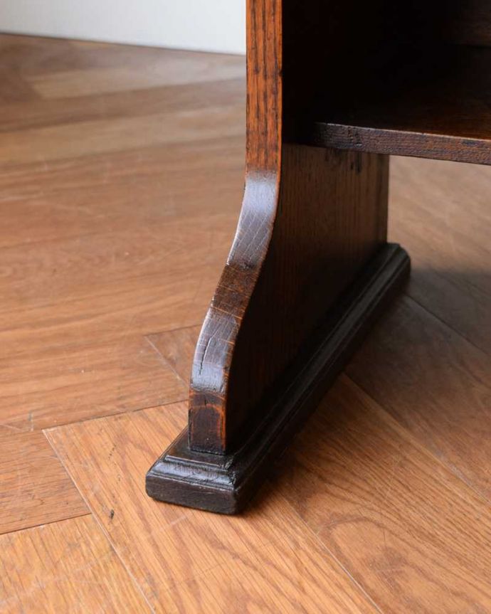 ビューロー アンティーク家具 彫刻が美しいアンティーク英国家具、小ぶりなスチューデントビューロー。女性1人でラクラ運べちゃうんですHandleのアンティークは、脚の裏にフェルトキーパーをお付けしています。(q-1620-f)