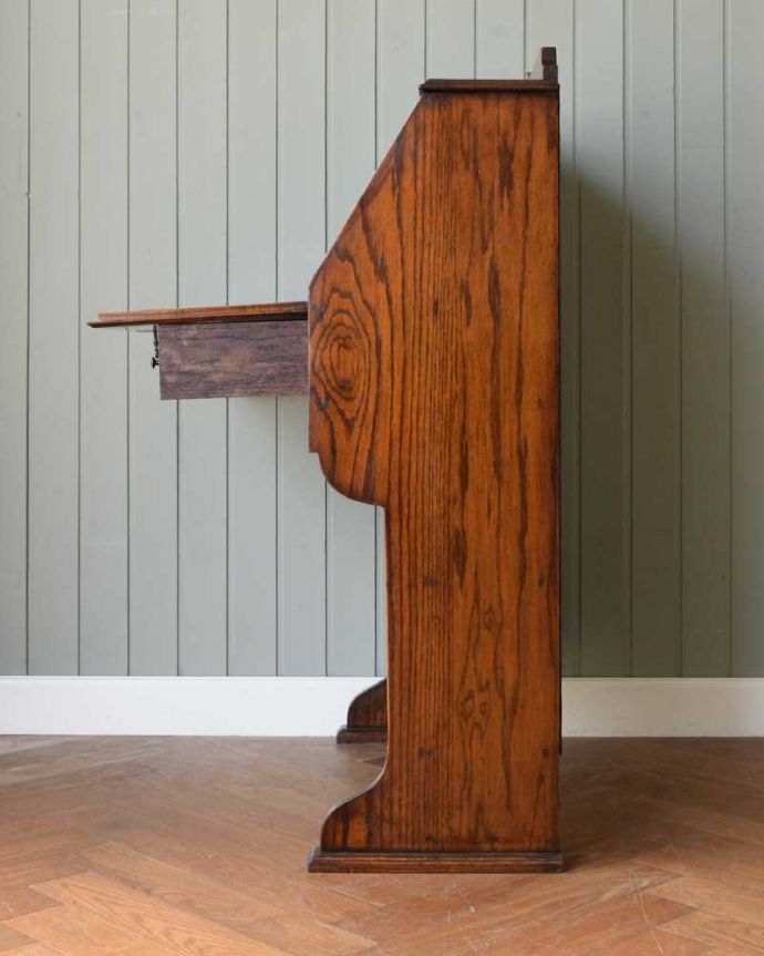 ビューロー アンティーク家具 彫刻が美しいアンティーク英国家具、小ぶりなスチューデントビューロー。横から見ても素敵なんですもちろん、横から見てもキレイに仕上がっているので、いろんな場所に置いて使って下さい。(q-1620-f)