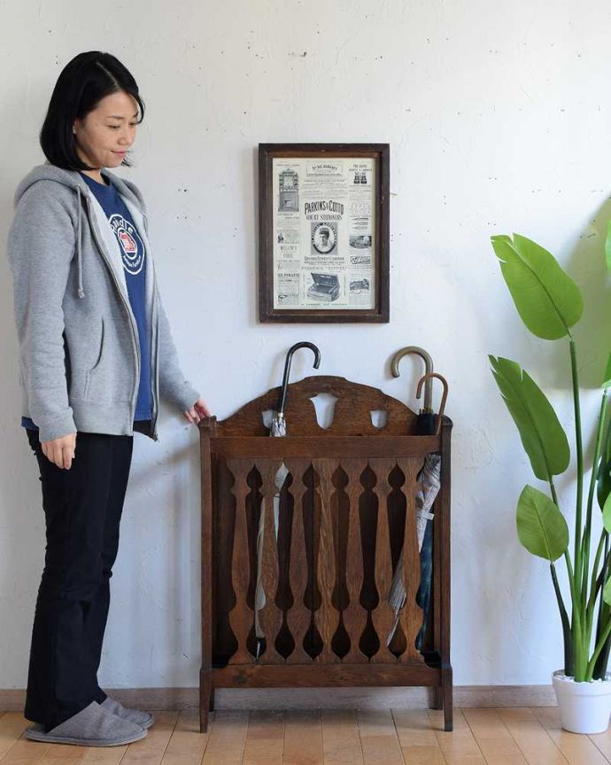 アンティークの玄関収納 アンティーク家具 英国で見つけたアンティーク家具、お洒落なステッキスタンド(傘立て)。英国紳士の身だしなみのために作られた家具もともとはステッキを立てて置くためのスタンド。(q-1621-f)