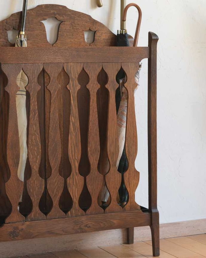 アンティークの玄関収納 アンティーク家具 英国で見つけたアンティーク家具、お洒落なステッキスタンド(傘立て)。玄関を華やかにしてくれる英国デザイン海を渡って来てくれたおかげで、日本ではとても素敵な傘立てとして使えます。(q-1621-f)