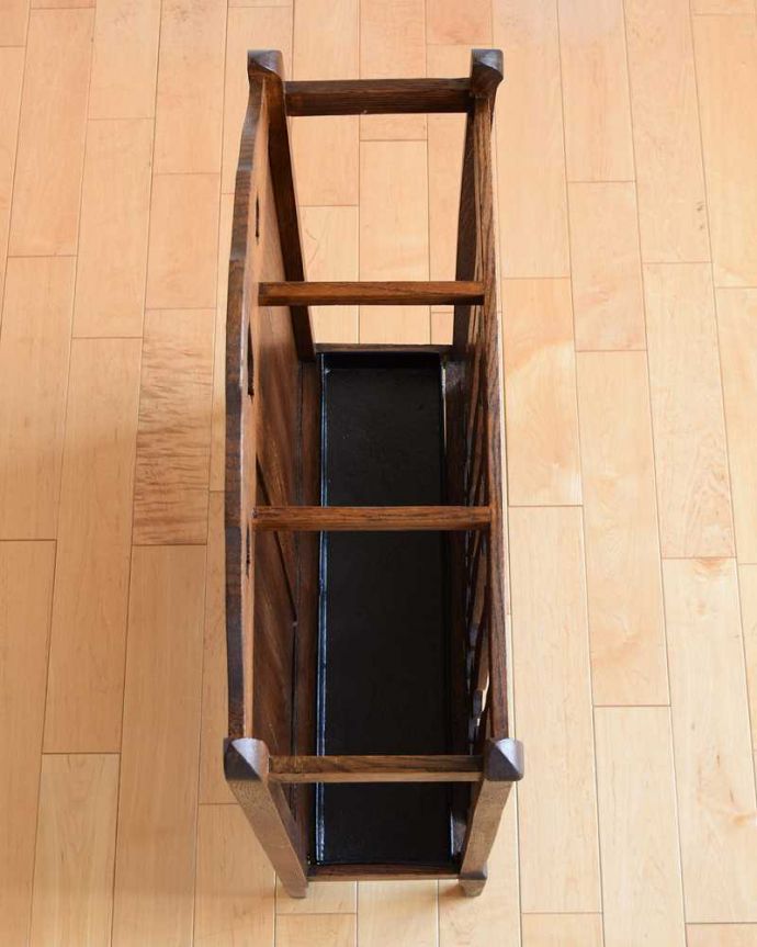 アンティークの玄関収納 アンティーク家具 英国で見つけたアンティーク家具、お洒落なステッキスタンド(傘立て)。上から見るとこんな感じもともとステッキを立てていただけあって、傘を立てて収納しやすいデザインになっているんです。(q-1621-f)