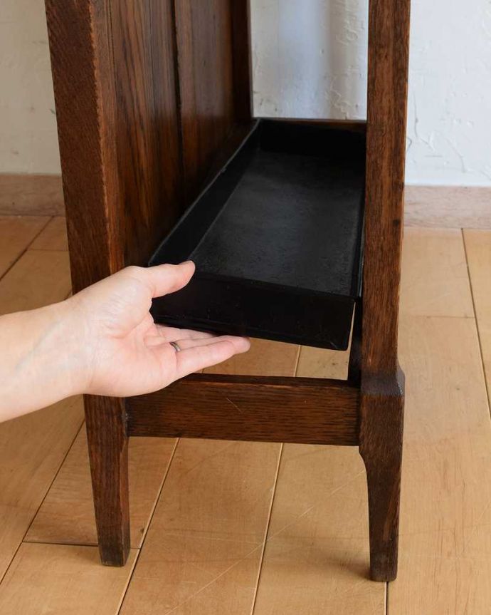 アンティークの玄関収納 アンティーク家具 英国で見つけたアンティーク家具、お洒落なステッキスタンド(傘立て)。安心して使えるポイント濡れたままの傘を入れて大丈夫なように雨受けが付いています。(q-1621-f)