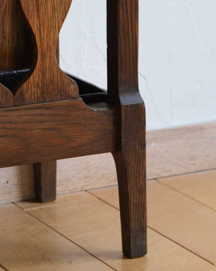 アンティークの玄関収納 アンティーク家具 英国で見つけたアンティーク家具、お洒落なステッキスタンド(傘立て)。持ち上げなくても移動できます!Handleのアンティークは、脚の裏にフェルトキーパーをお付けしていますので、持ち上げなくても床を滑らせて移動させることが出来ます。(q-1621-f)