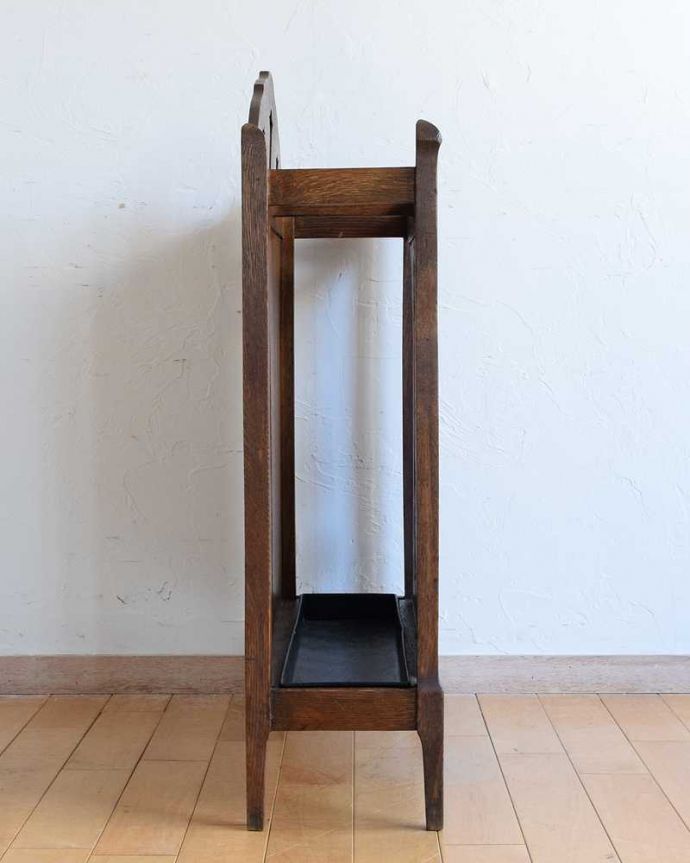 アンティークの玄関収納 アンティーク家具 英国で見つけたアンティーク家具、お洒落なステッキスタンド(傘立て)。横顔も美しく!こんな風に見えます専門の職人が、一度バラしてキレイに組み直しました。(q-1621-f)