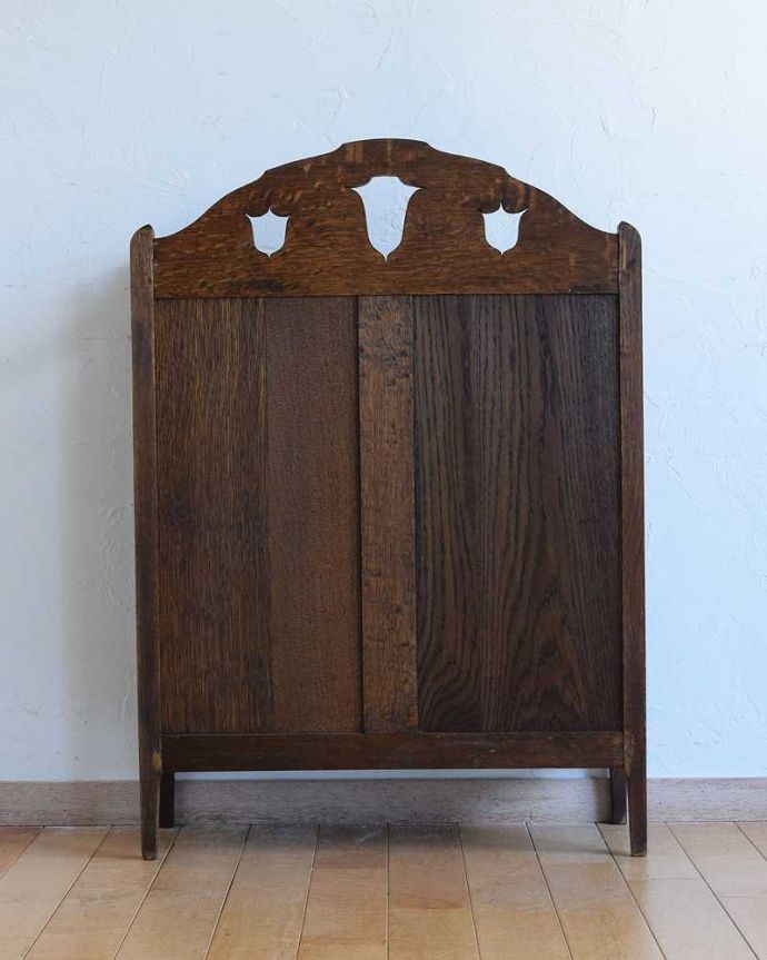 アンティークの玄関収納 アンティーク家具 英国で見つけたアンティーク家具、お洒落なステッキスタンド(傘立て)。後ろ姿もキレイなんです。(q-1621-f)