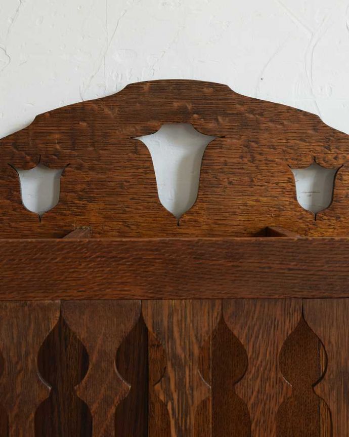 アンティークの玄関収納 アンティーク家具 英国で見つけたアンティーク家具、お洒落なステッキスタンド(傘立て)。英国らしい装飾いろんな彫のデザインがありますが、個人的に美しいと思える女性らしく優雅なデザインを選んできました。(q-1621-f)