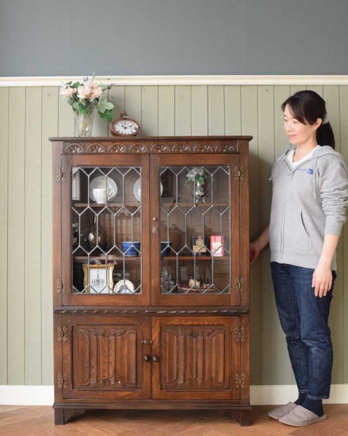 アンティークのキャビネット　アンティーク家具　ケイム材のガラス戸が美しいブックケース（本棚）、英国輸入のアンティーク家具。ステンドグラスの扉が美しいキャビネット扉がステンドグラスになっているから、キャビネットとステンドグラスの両方を一気に手に入れることが出来ちゃうんです。(q-1622-f)