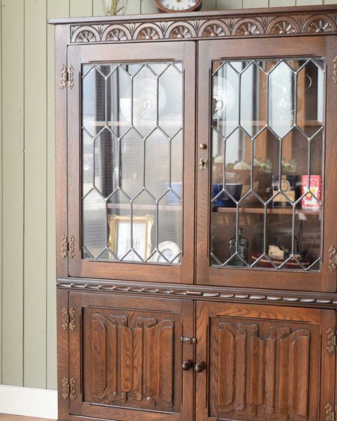 アンティークのキャビネット　アンティーク家具　ケイム材のガラス戸が美しいブックケース（本棚）、英国輸入のアンティーク家具。まずはステンドグラスを楽しみましょう現代のように機械が発達していない時代に作られたステンドグラス。(q-1622-f)