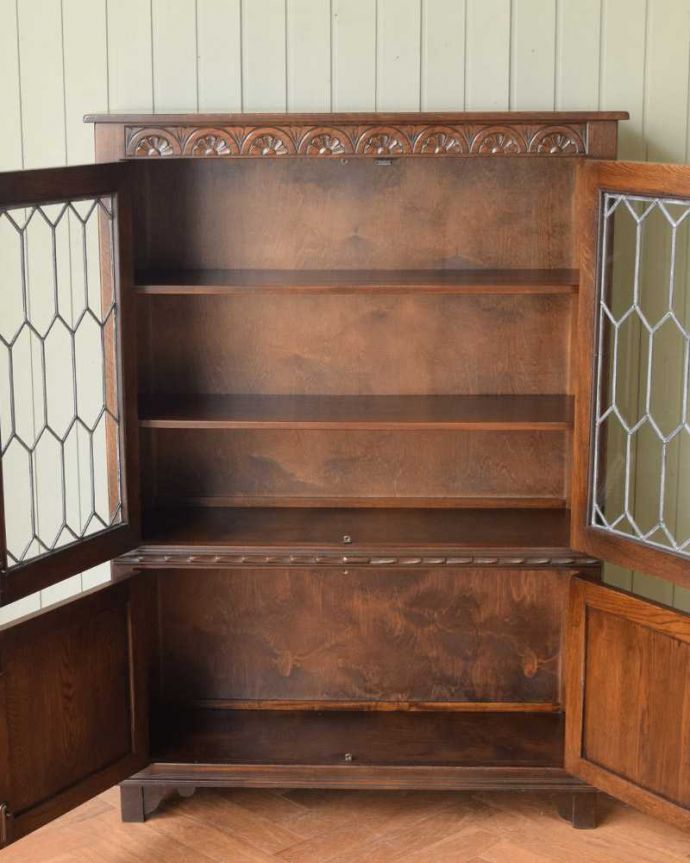 アンティークのキャビネット　アンティーク家具　ケイム材のガラス戸が美しいブックケース（本棚）、英国輸入のアンティーク家具。扉を開けた内側はこんな感じですキャビネットの中も職人がしっかり修復したのでキレイです。(q-1622-f)