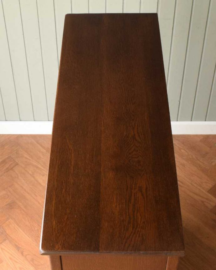 アンティークのキャビネット　アンティーク家具　ケイム材のガラス戸が美しいブックケース（本棚）、英国輸入のアンティーク家具。天板もキレイに仕上げました。(q-1622-f)