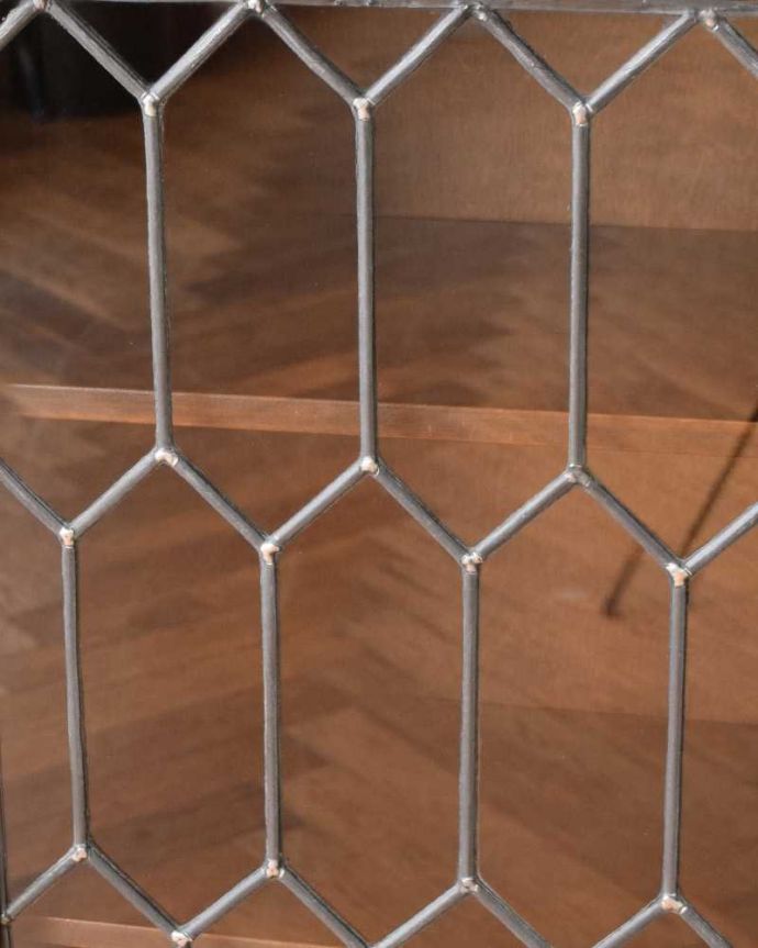 アンティークのキャビネット　アンティーク家具　ケイム材のガラス戸が美しいブックケース（本棚）、英国輸入のアンティーク家具。アンティークのガラスの美しさガラスも古いアンティークのステンドグラスは独特の雰囲気が魅力。(q-1622-f)