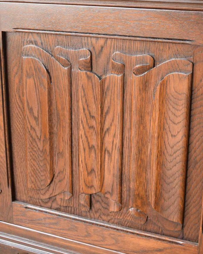 アンティークのキャビネット　アンティーク家具　ケイム材のガラス戸が美しいブックケース（本棚）、英国輸入のアンティーク家具。ここの彫も最上級の美しさいろんな部分の美しさが重なり合って、最上級の美しさを醸し出してくれます。(q-1622-f)