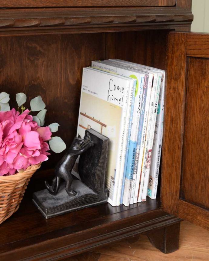 アンティークのキャビネット　アンティーク家具　ケイム材のガラス戸が美しいブックケース（本棚）、英国輸入のアンティーク家具。扉の中は収納たっぷりA4サイズの雑誌までしっかり収納出来ちゃう大きさ。(q-1622-f)