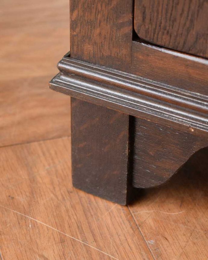 アンティークのキャビネット　アンティーク家具　ケイム材のガラス戸が美しいブックケース（本棚）、英国輸入のアンティーク家具。女性１人でもラクに運べちゃうヒミツHandleのアンティークは、脚の裏にフェルトキーパーをお付けしているので、床を滑らせれば女性でも移動がカンタンに出来ます！ご安心下さい。(q-1622-f)