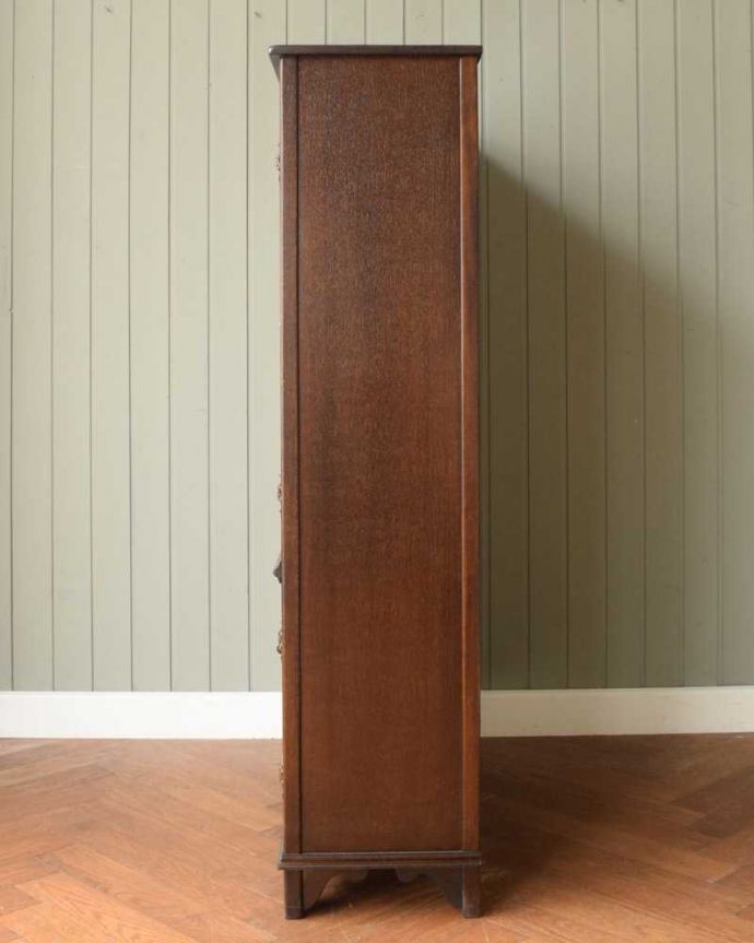 アンティークのキャビネット　アンティーク家具　ケイム材のガラス戸が美しいブックケース（本棚）、英国輸入のアンティーク家具。横から見てもステキもちろん横もキレイに修復していますので、横顔だって美しいんです。(q-1622-f)