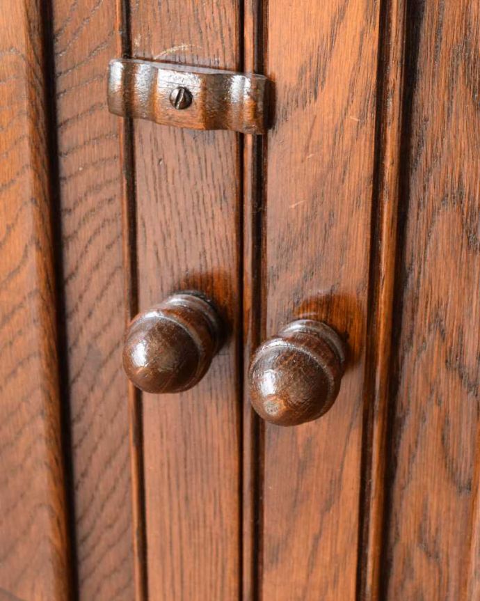 アンティークのキャビネット　アンティーク家具　ケイム材のガラス戸が美しいブックケース（本棚）、英国輸入のアンティーク家具。取っ手はこんな感じちょこんとついた取っ手がかわいいんです。(q-1622-f)