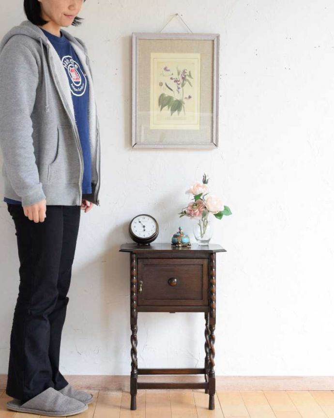 アンティークのキャビネット アンティーク家具 ベッドサイドに置いて使えるアンティーク家具、ツイストがキレイなペディスタル カップボード。高級感がある女性らしい優しいシルエットどんな場所にも置けるコンパクトなサイズ。(q-1623-f)