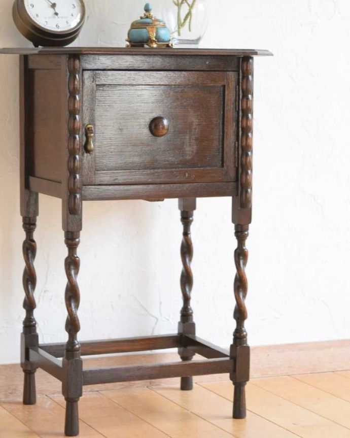 アンティークのキャビネット アンティーク家具 ベッドサイドに置いて使えるアンティーク家具、ツイストがキレイなペディスタル カップボード。気品漂う木目の美しさしっとりとした大人の雰囲気を醸し出す小さなキャビネットは木目の美しさが自慢です。(q-1623-f)