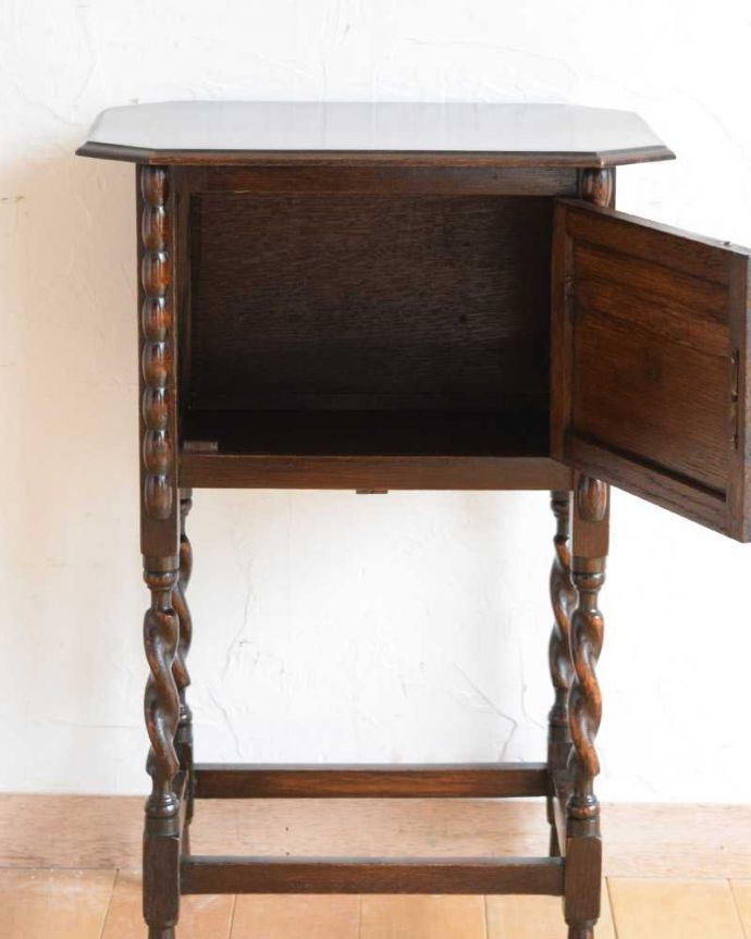 アンティークのキャビネット アンティーク家具 ベッドサイドに置いて使えるアンティーク家具、ツイストがキレイなペディスタル カップボード。扉を開けて中を見てみると…職人がキレイに修復したので、扉の中もキレイです。(q-1623-f)