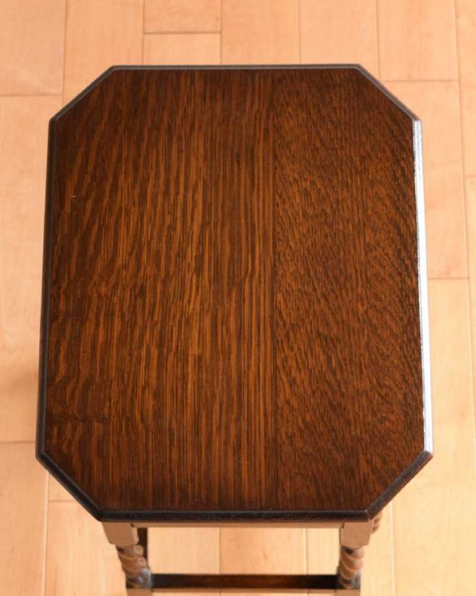 アンティークのキャビネット アンティーク家具 ベッドサイドに置いて使えるアンティーク家具、ツイストがキレイなペディスタル カップボード。何を飾ろうかな…上から見ると、天板はこんな感じです。(q-1623-f)