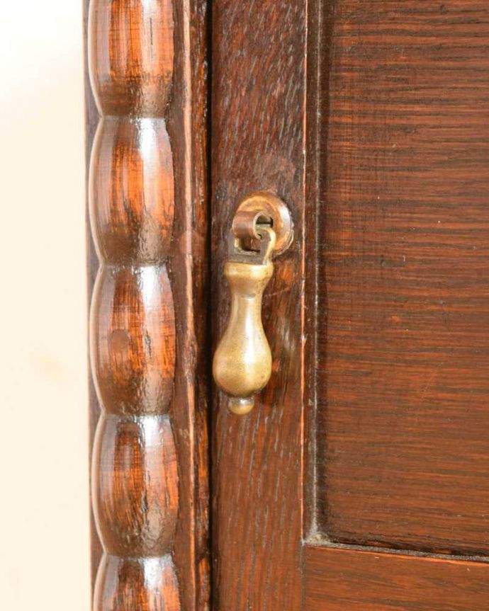 アンティークのキャビネット アンティーク家具 ベッドサイドに置いて使えるアンティーク家具、ツイストがキレイなペディスタル カップボード。アクセサリーの様な取っ手。(q-1623-f)