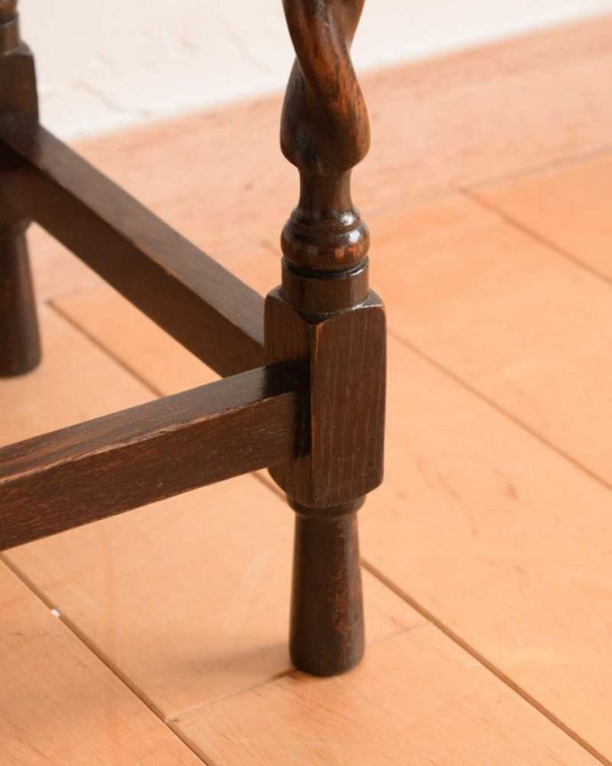 アンティークのキャビネット アンティーク家具 ベッドサイドに置いて使えるアンティーク家具、ツイストがキレイなペディスタル カップボード。女性1人でもラクに運べちゃうヒミツHandleのアンティークは、脚の裏にフェルトキーパーをお付けしているので、床を滑らせれば女性でも移動がカンタンに出来ます!。(q-1623-f)